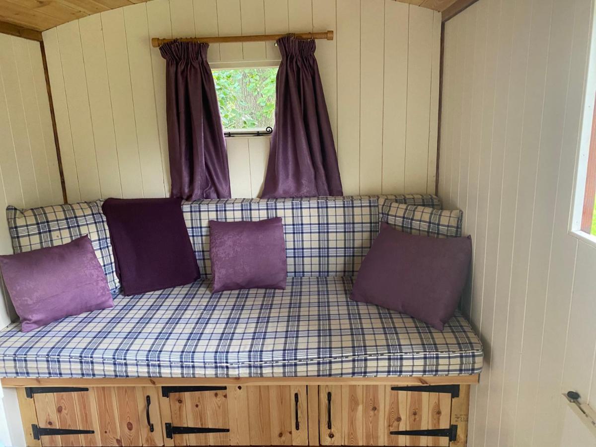 The Shepherd'S Hut - Wild Escapes Wrenbury Off Grid Glamping - Ages 12 And Over Baddiley Extérieur photo