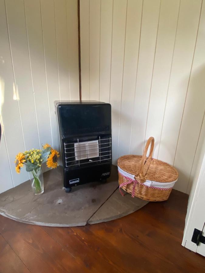 The Shepherd'S Hut - Wild Escapes Wrenbury Off Grid Glamping - Ages 12 And Over Baddiley Extérieur photo