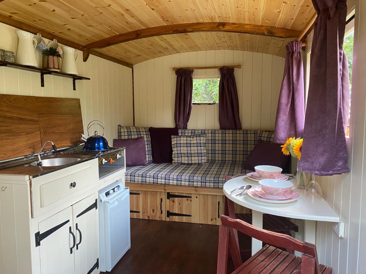 The Shepherd'S Hut - Wild Escapes Wrenbury Off Grid Glamping - Ages 12 And Over Baddiley Extérieur photo