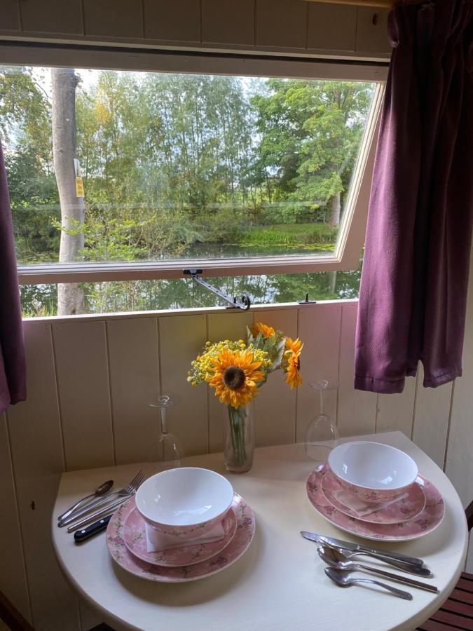 The Shepherd'S Hut - Wild Escapes Wrenbury Off Grid Glamping - Ages 12 And Over Baddiley Extérieur photo