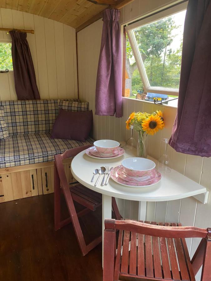 The Shepherd'S Hut - Wild Escapes Wrenbury Off Grid Glamping - Ages 12 And Over Baddiley Extérieur photo
