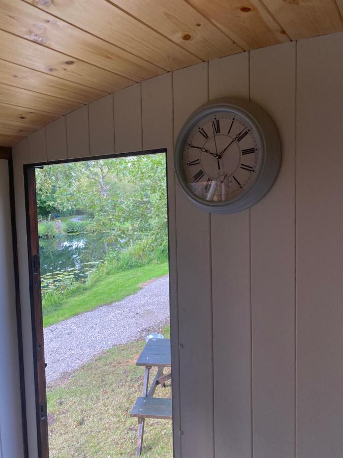 The Shepherd'S Hut - Wild Escapes Wrenbury Off Grid Glamping - Ages 12 And Over Baddiley Extérieur photo