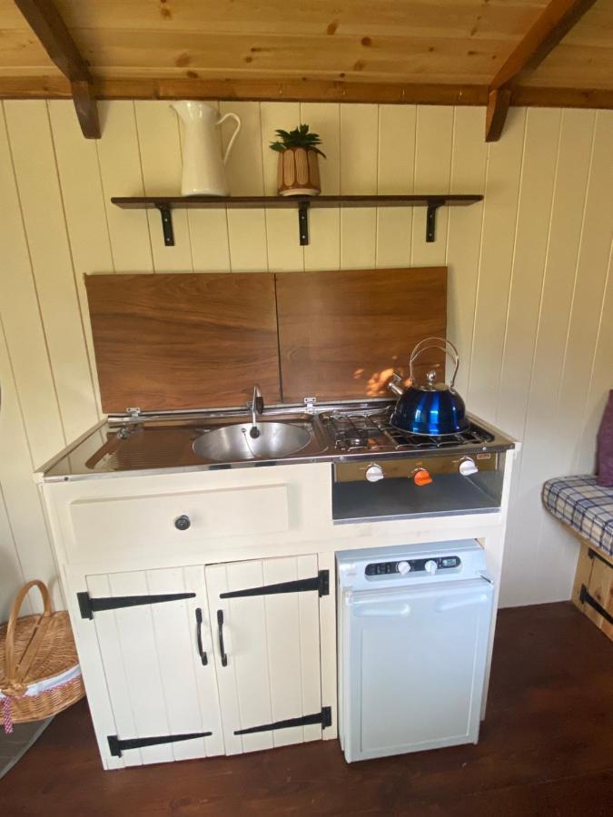 The Shepherd'S Hut - Wild Escapes Wrenbury Off Grid Glamping - Ages 12 And Over Baddiley Extérieur photo