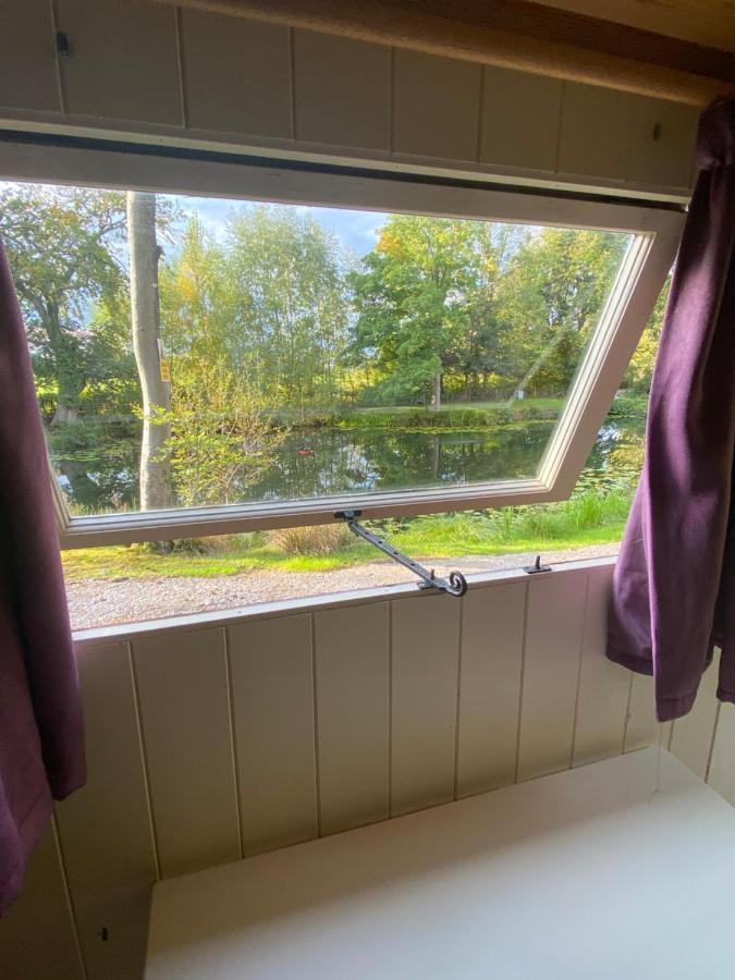The Shepherd'S Hut - Wild Escapes Wrenbury Off Grid Glamping - Ages 12 And Over Baddiley Extérieur photo