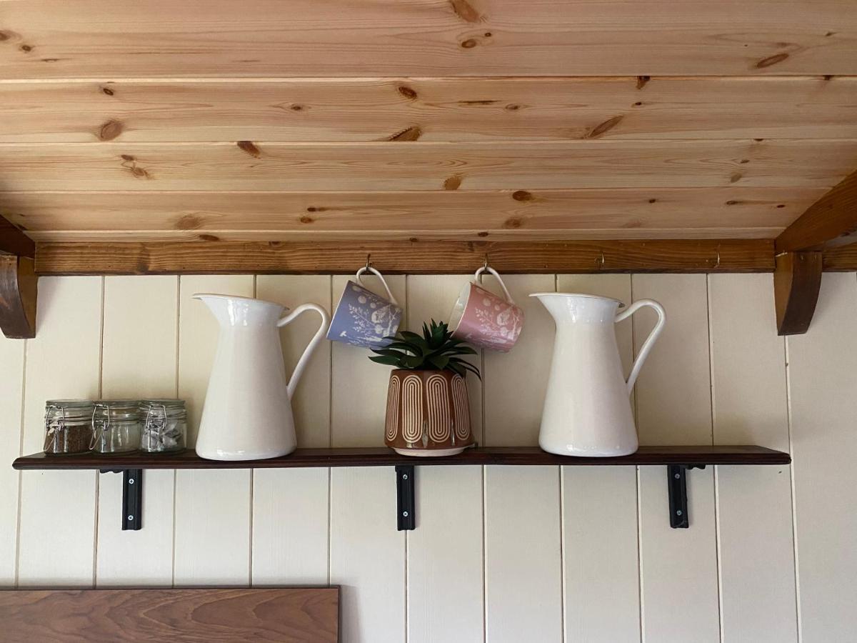 The Shepherd'S Hut - Wild Escapes Wrenbury Off Grid Glamping - Ages 12 And Over Baddiley Extérieur photo